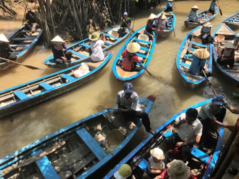Împreună cu copii vietnamezi în Delta Mekongului